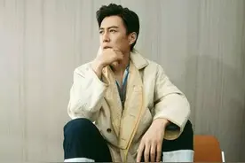 他是演艺圈老干部，更是国民欧巴，宋仲基在他面前都弱弱的图片