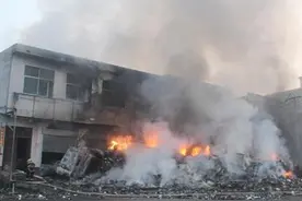 河南南阳一半挂车撞击起火 无人被困图片