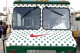Kyrie 2 的卡车“移动发售”，即将开往下一站。图片