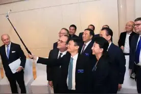 黑科技：世界首款全自动自拍杆，带风扇和补光。你喜欢吗？图片