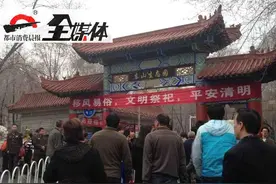 乌鲁木齐烈士陵园、东山公墓迎来扫墓大军 车流量较大图片