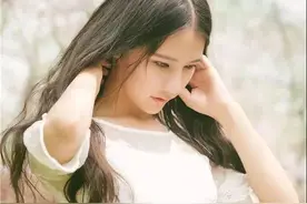 华中科技大学校花黄静逸似花仙子，满园春色不及她美。图片