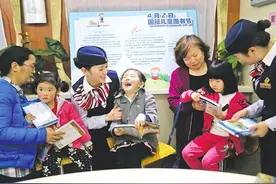 重庆：萌娃在火车上看书图片