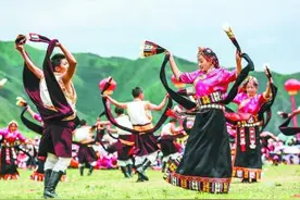 藏族三大民间舞之一：锅庄舞图片