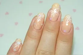 明媚盛开的小花朵美甲DIY图片