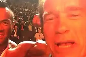 他1米63，亚洲健身第一担当！连施瓦辛格都要求和他拍照！图片