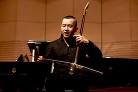 牛！华人二胡大师演奏《战马奔腾》，全场震惊！图片