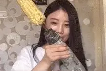 你们要的，美女电钻吃玉米卷到头发，头皮都撤掉了！好惨图片