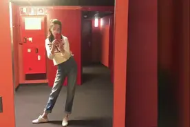 热巴扭腰自拍秀长腿 明星替你解锁最时髦的拍照方式视频封面