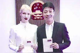 撒贝宁被曝与外籍女友领证图片