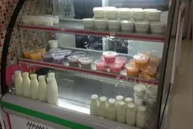 各地“鲜奶吧”受热捧 喝到肚子里的健康吗图片