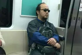 窦唯谢顶戴耳机骑电动车近照曝光 现身街头无人识图片