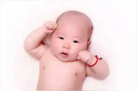 Q&A | 宝宝睡觉像被吓到攥小拳头 是怎么回事？图片
