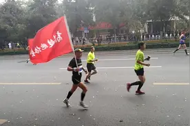 西安国际马拉松上，现场气氛热烈火爆视频封面