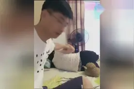 女生玩游戏太认真，结果一屁股坐在榴莲上，这下泄气了！视频封面