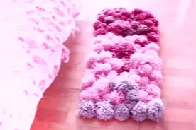 自己用毛线手工制作柔软漂亮的地垫，不用编织和钩针就能轻松完成视频封面