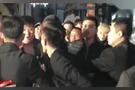 完整事件：刘昊然生日会保安与黄牛发生冲突 场面混乱 一度失控