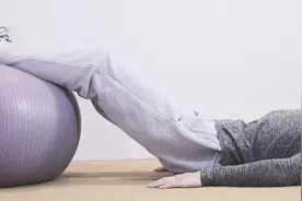 一个瑜伽球，男神也能玩出了八块腹肌视频封面