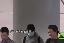 “蒙脸侠”钟汉良低调来沪 与妻子避不同框视频封面