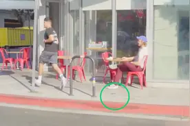 恶作剧：将带电击装置手机故意掉地上，捡手机路人被电的满地打滚视频封面