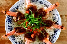 饭店的开背虾蒸熟后不卷曲，因为开背的时候加了这一步！