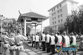 赣州监狱组织服刑人员清明祭祖图片