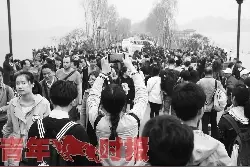 清明小长假西湖不出意外被挤爆图片