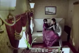 美女假装脚痛让男友揉脚，结果美女翻脸讽刺男友视频封面