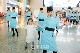 小长假里 美丽空姐陪你来看书图片