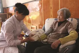 叶落归根：103岁老太患病，社区一路护送她回扬州图片