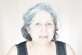 满头白发的外婆化妆，年轻了30岁，看起像老妈的妹妹视频封面