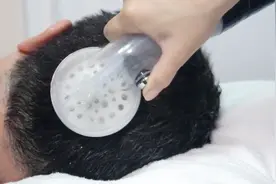 日本大叔发明的洗头器，让人躺着洗头都滴水不漏！视频封面