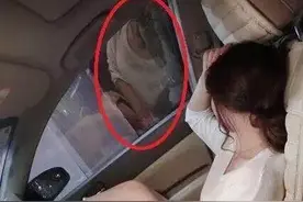 姑娘真是太粗心了，以后还是不要在车上睡觉了，被旁人看到好尴尬图片