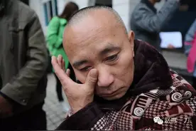 听到妈妈的消息，53岁流浪汉哭了图片