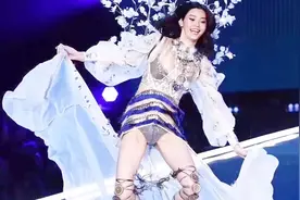 奚梦瑶T台摔倒全过程，尴尬却不失优雅！视频封面