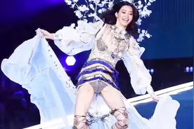 奚梦瑶T台摔倒全过程，尴尬却不失优雅！视频封面
