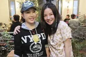 刘晓庆与赵薇合影如姐妹花 看上去比赵薇还年轻被赞有气质图片