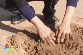 中国逆天发明震撼世界，神奇胶水点沙成土让4000亩沙漠1年变绿洲视频封面