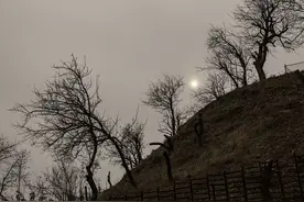 小说：我妈生我时难产而死，天空现一轮血红圆月，干打雷不下雨图片