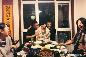 朴树夫妇罕见秀恩爱 妻子深情凝望为老公庆生图片
