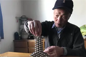 绝了！八旬老人用硬币搭出“森林”图片