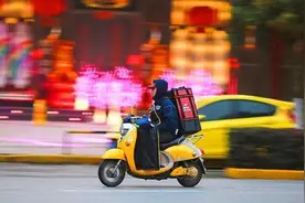 外卖小哥太给力 订的餐竟然可以直接送到病床边图片