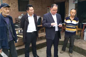 仁寿县人民政府副县长毛超英到洪峰乡督导脱贫攻坚工作图片