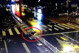斑马线相隔不到一米 小伙子耍帅跨越护栏！结果尴尬了图片