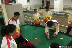 世界上最小球类运动“指弹球” 成为高校学生必修课图片