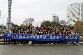 杭州大学生身无分文生存挑战：这辈子我都没洗过这么多碗图片