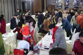 书法馆内频现年轻面孔 书法已不再是中老年人的专利图片
