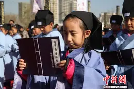 西宁百名萌娃着汉服诵国学经典弘扬传统文化图片