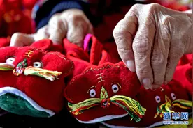 八旬老妪的布艺人生图片