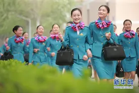 天津：准“空姐”换春装图片